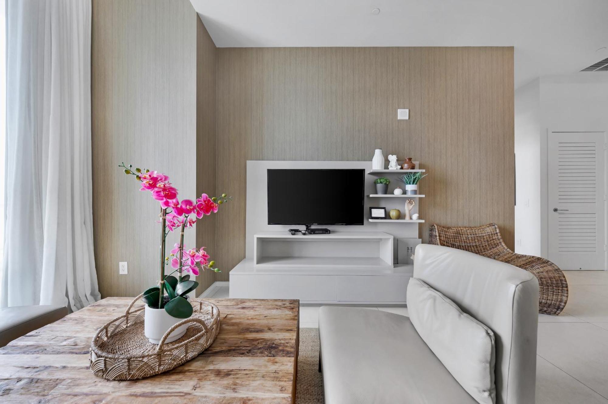 Wake Up To The Sound Of Waves In A Stylish In A Luxury Apartment