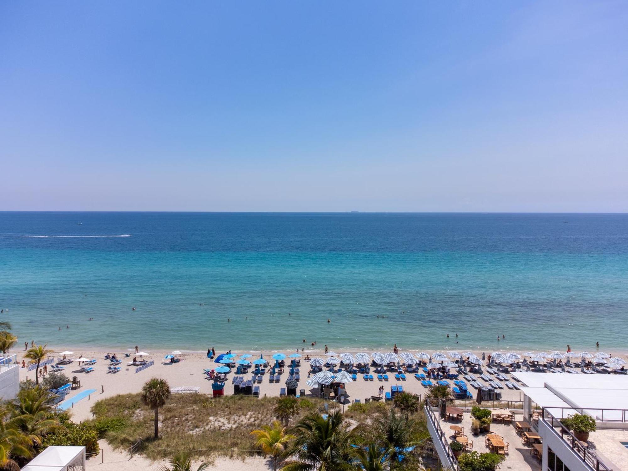 Wake Up To The Sound Of Waves In A Stylish In A Luxury Apartment *