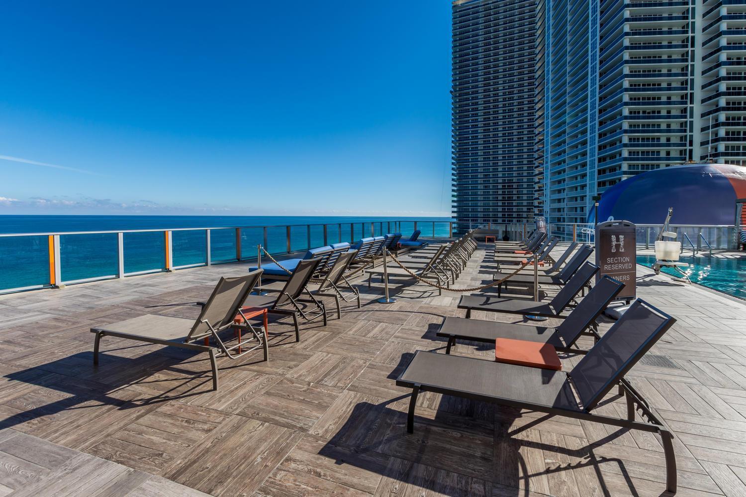 Wake Up To The Sound Of Waves In A Stylish In A Luxury Hollywood