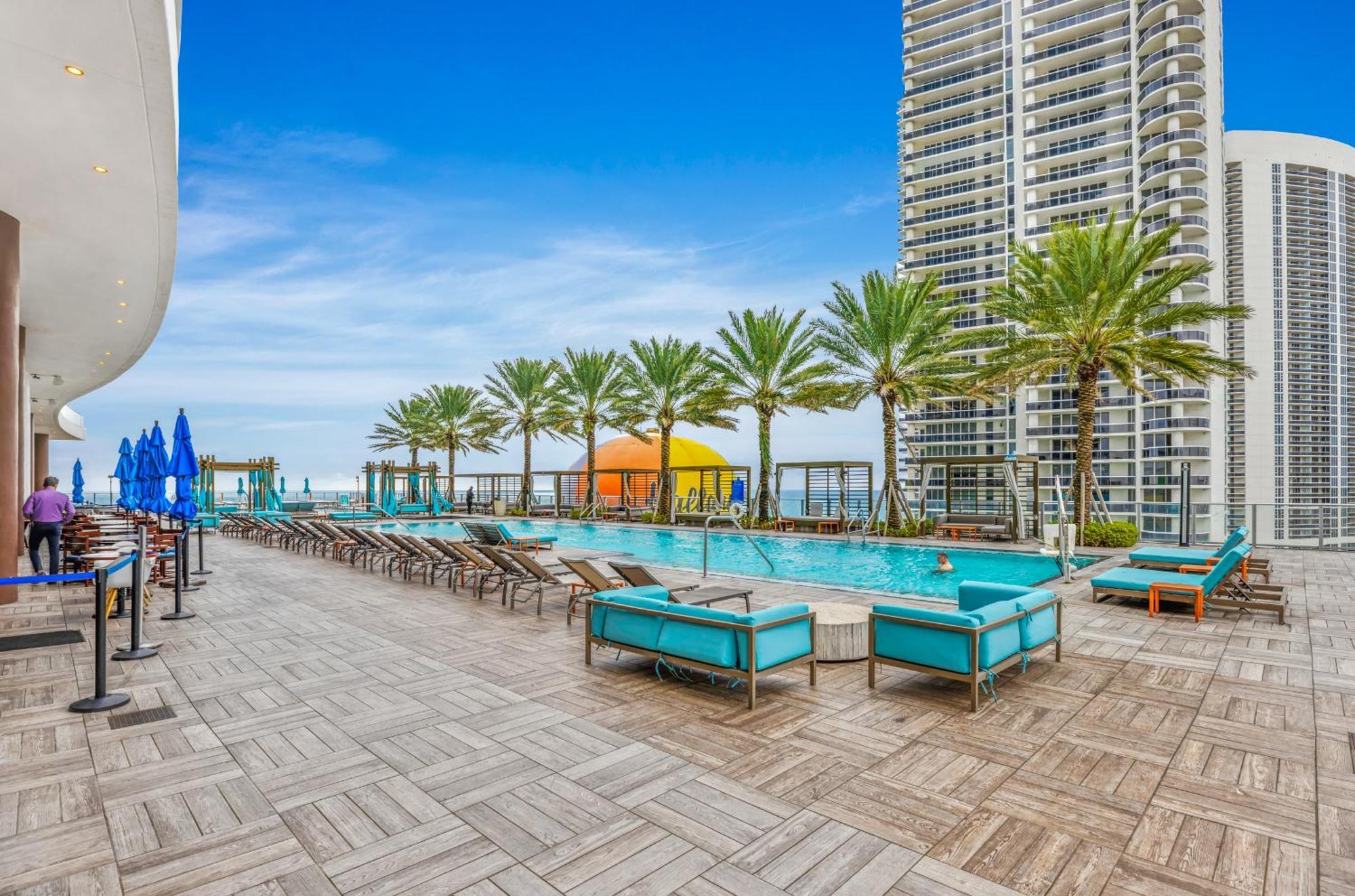 Wake Up To The Sound Of Waves In A Stylish In A Luxury Apartment *