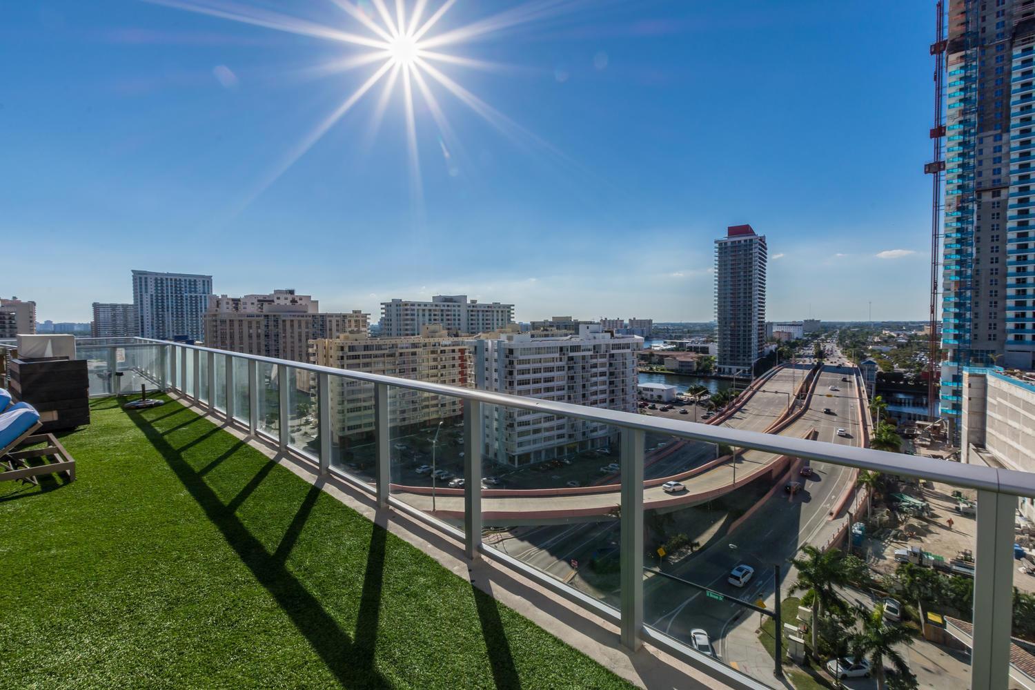Wake Up To The Sound Of Waves In A Stylish In A Luxury Apartment Hollywood