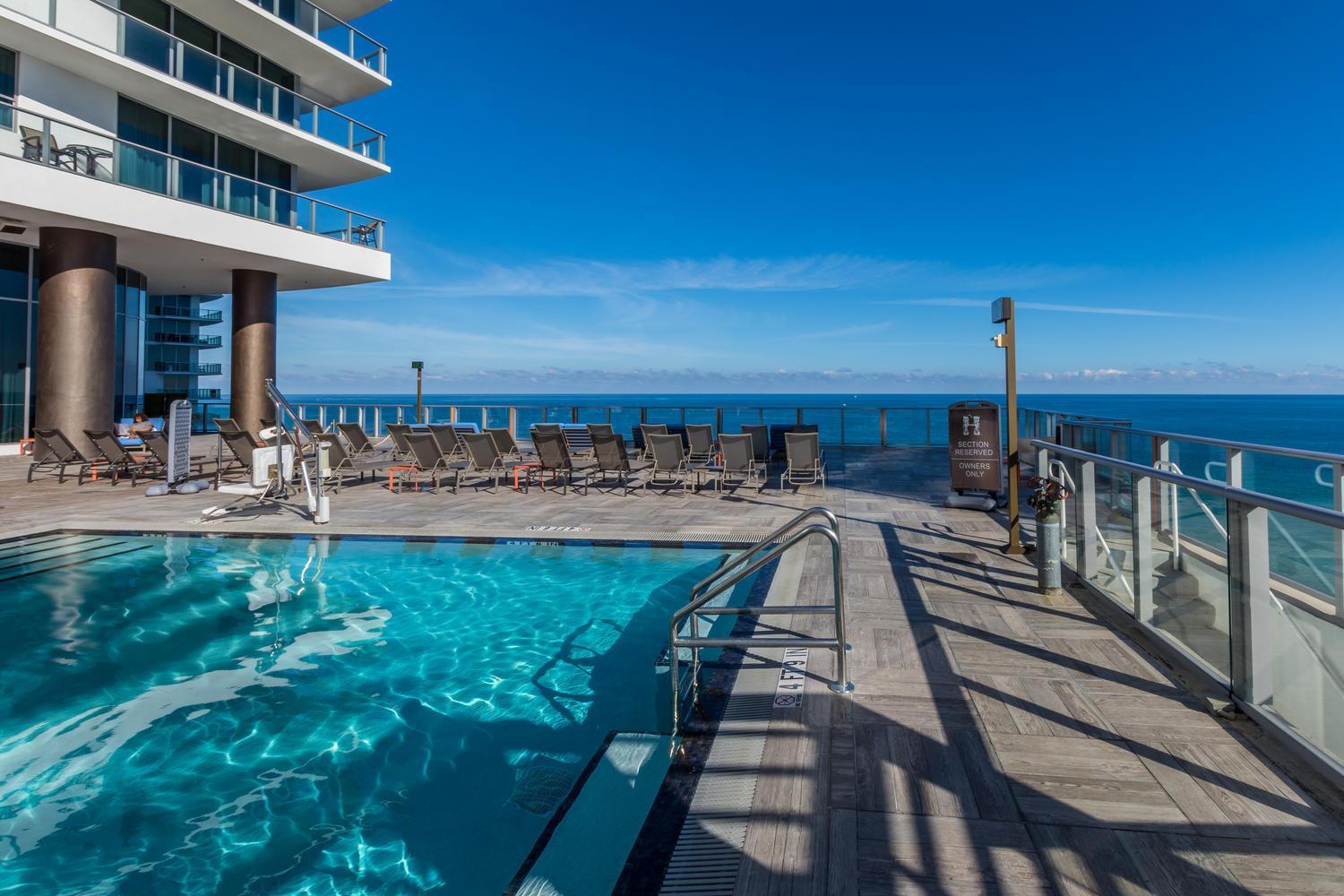 Wake Up To The Sound Of Waves In A Stylish In A Luxury Apartment *
