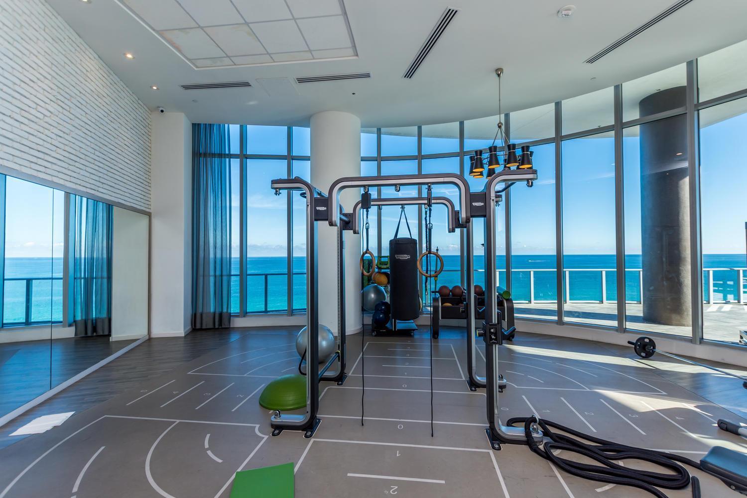Apartment Wake Up To The Sound Of Waves In A Stylish In A Luxury *
