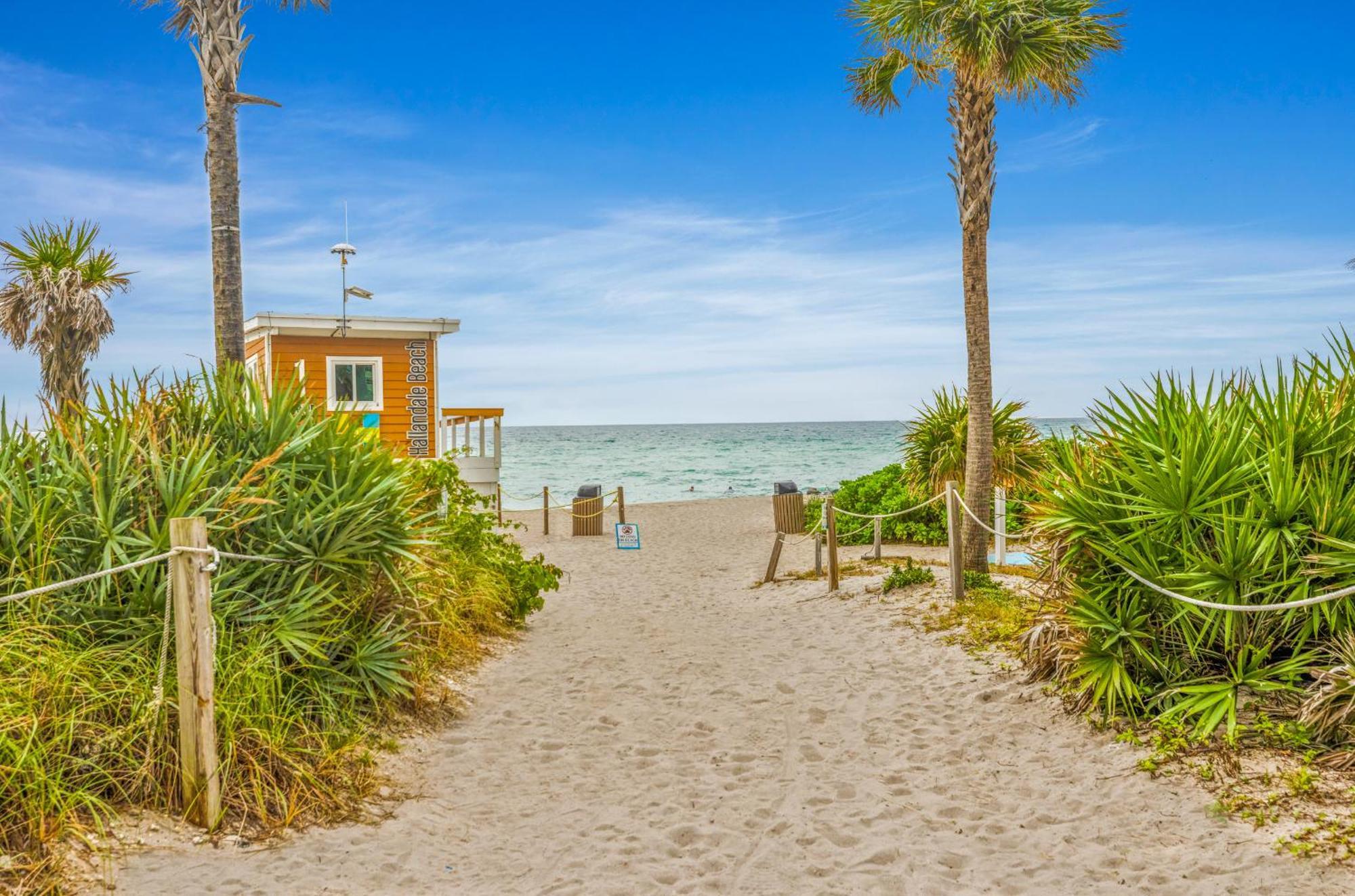 Wake Up To The Sound Of Waves In A Stylish In A Luxury *