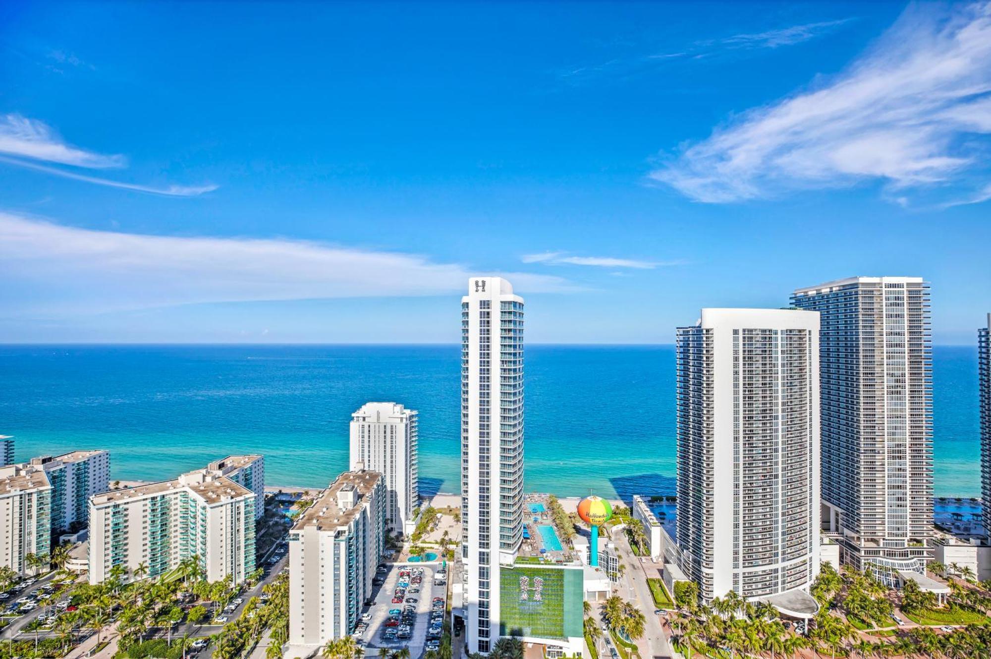 Wake Up To The Sound Of Waves In A Stylish In A Luxury Apartment