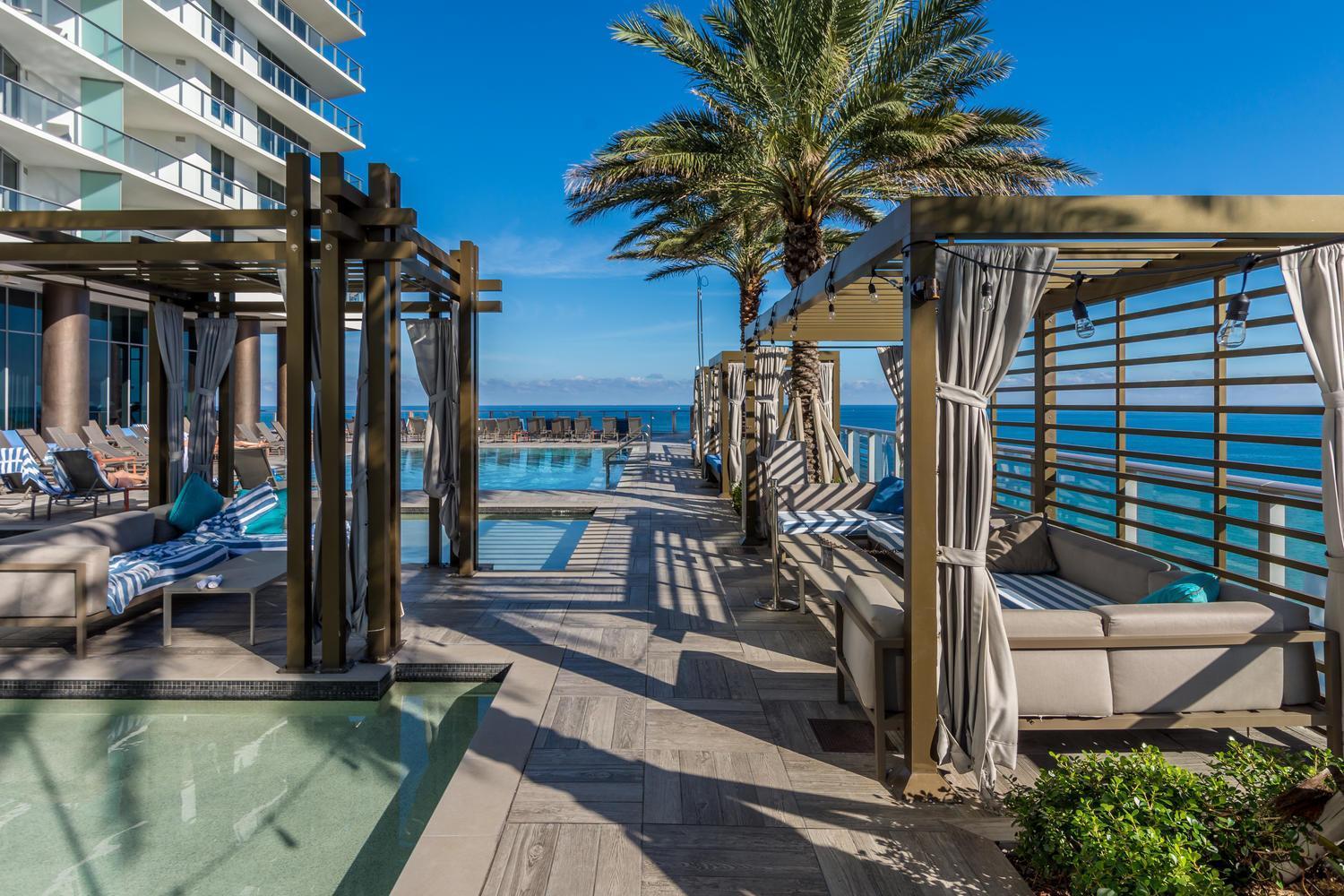 Wake Up To The Sound Of Waves In A Stylish In A Luxury Apartment
