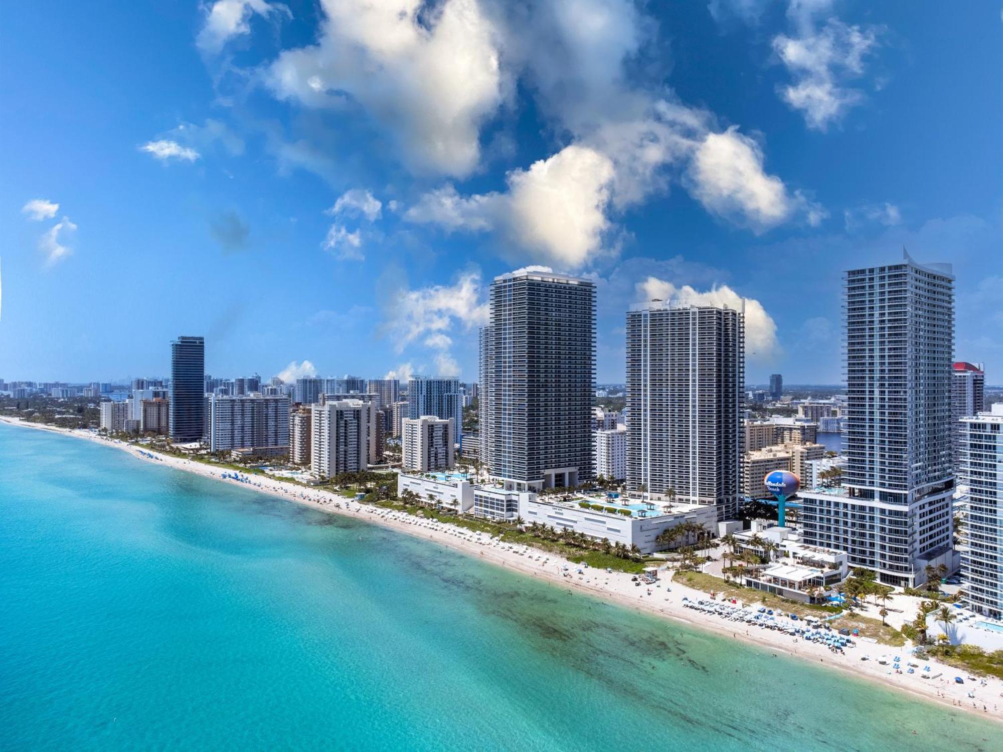 Wake Up To The Sound Of Waves In A Stylish In A Luxury Apartment *