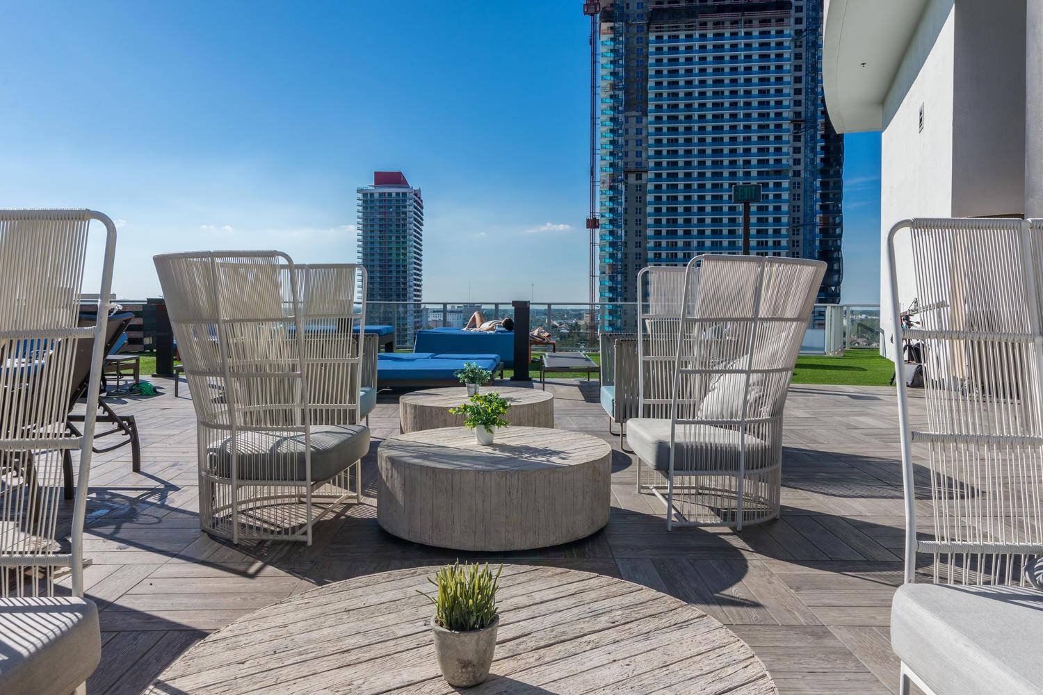 Wake Up To The Sound Of Waves In A Stylish In A Luxury Apartment *