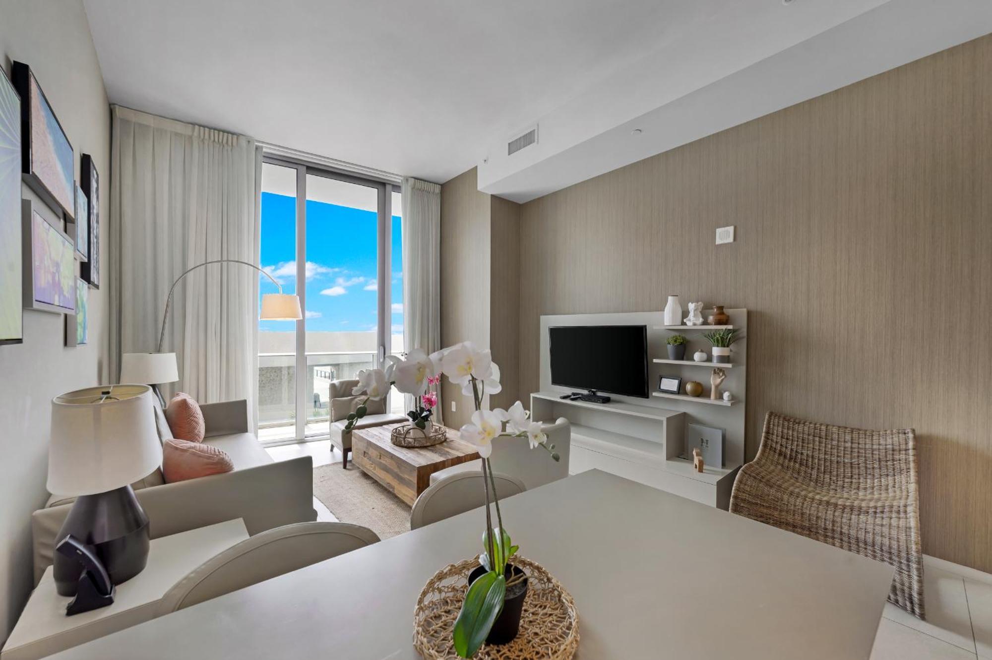 Wake Up To The Sound Of Waves In A Stylish In A Luxury Apartment Hollywood