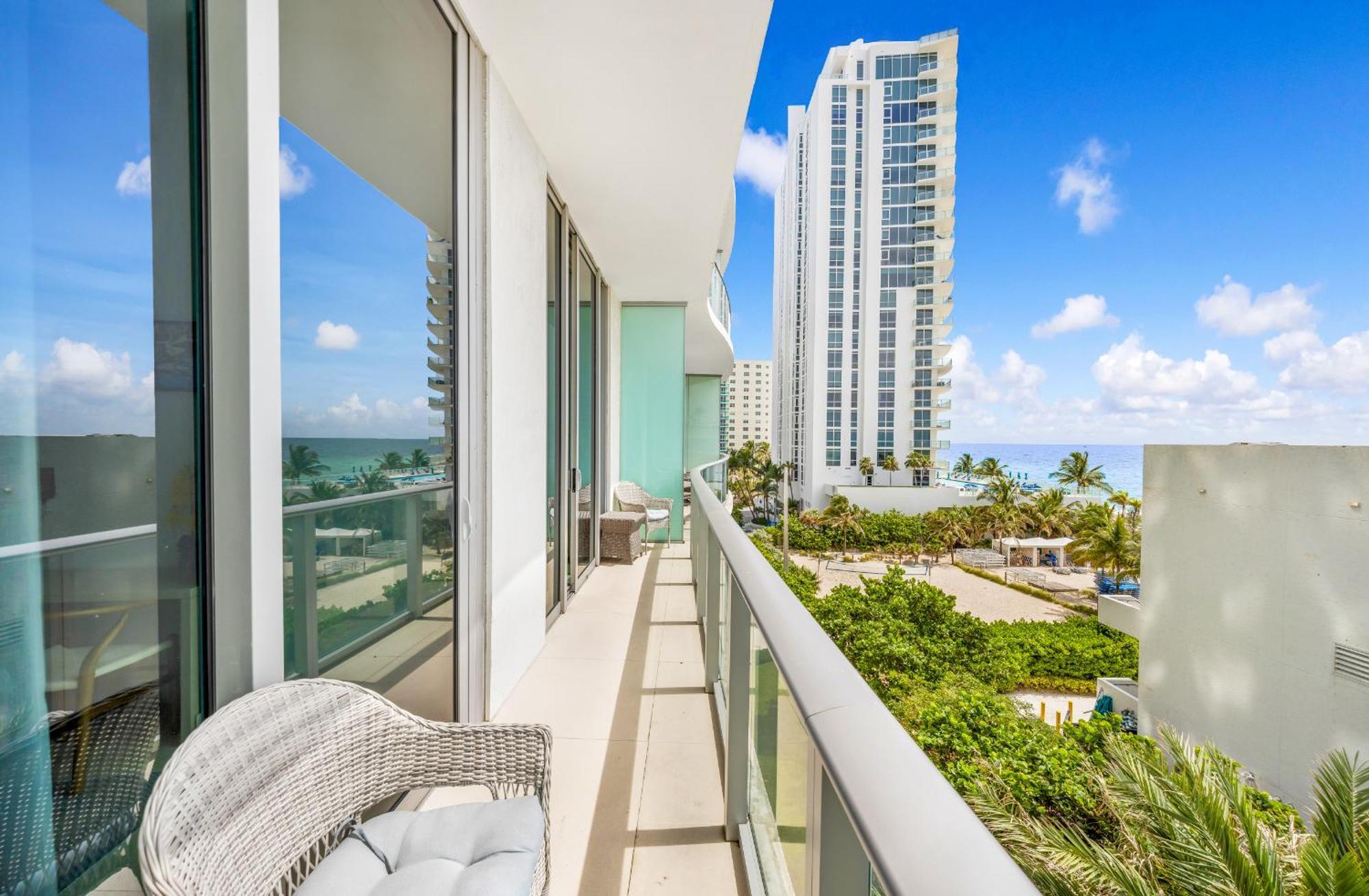 Wake Up To The Sound Of Waves In A Stylish In A Luxury * Hollywood