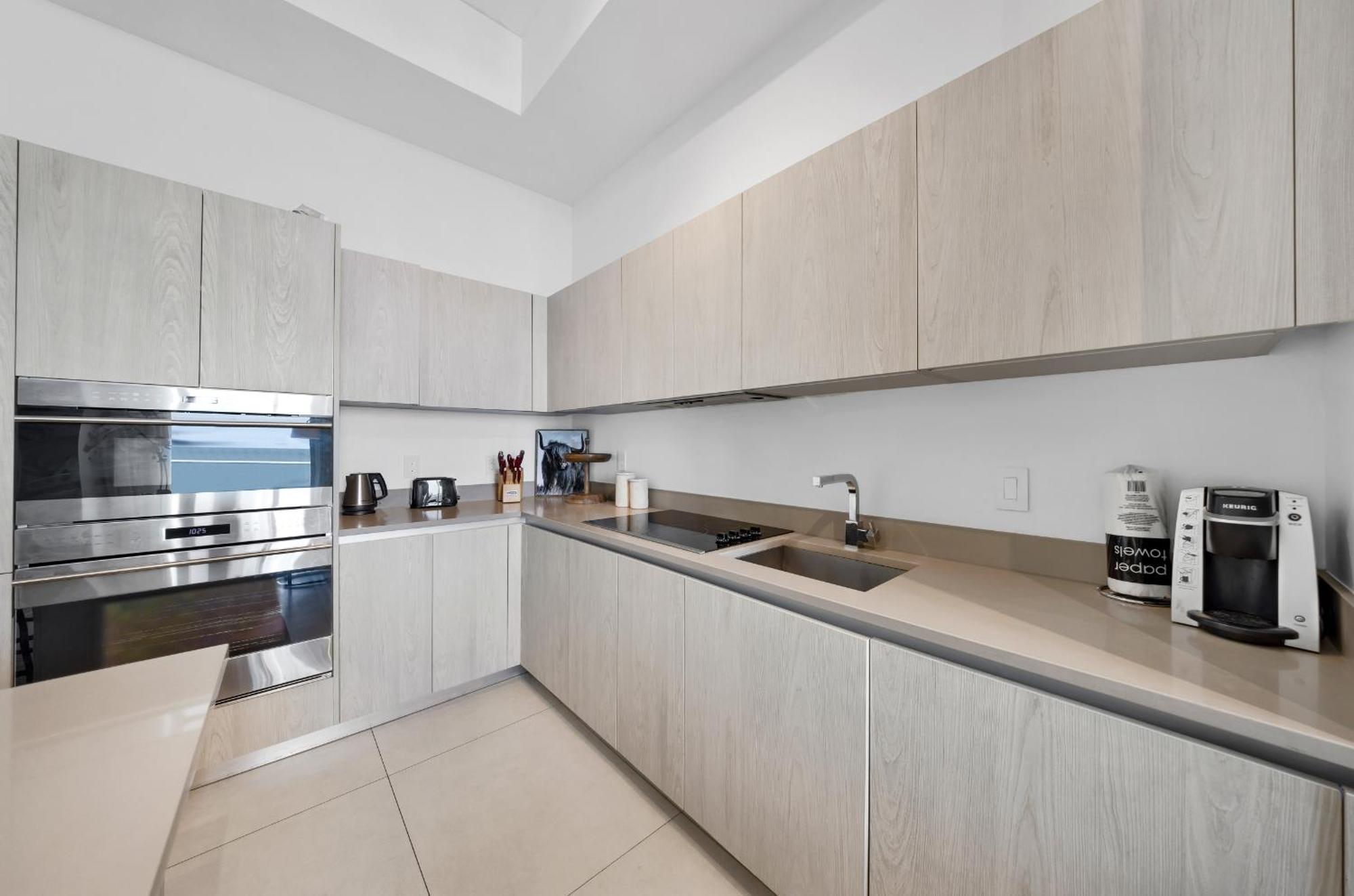 Apartment Wake Up To The Sound Of Waves In A Stylish In A Luxury *