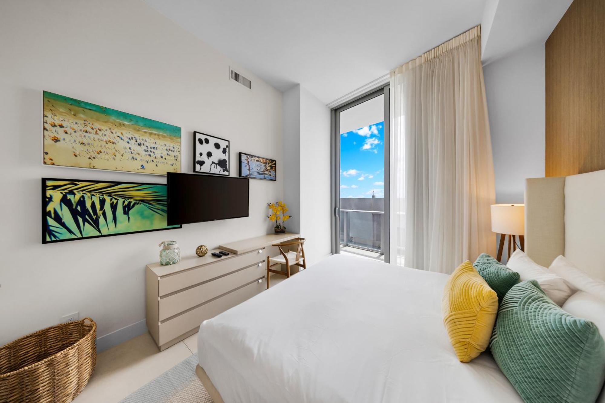 Wake Up To The Sound Of Waves In A Stylish In A Luxury Hollywood