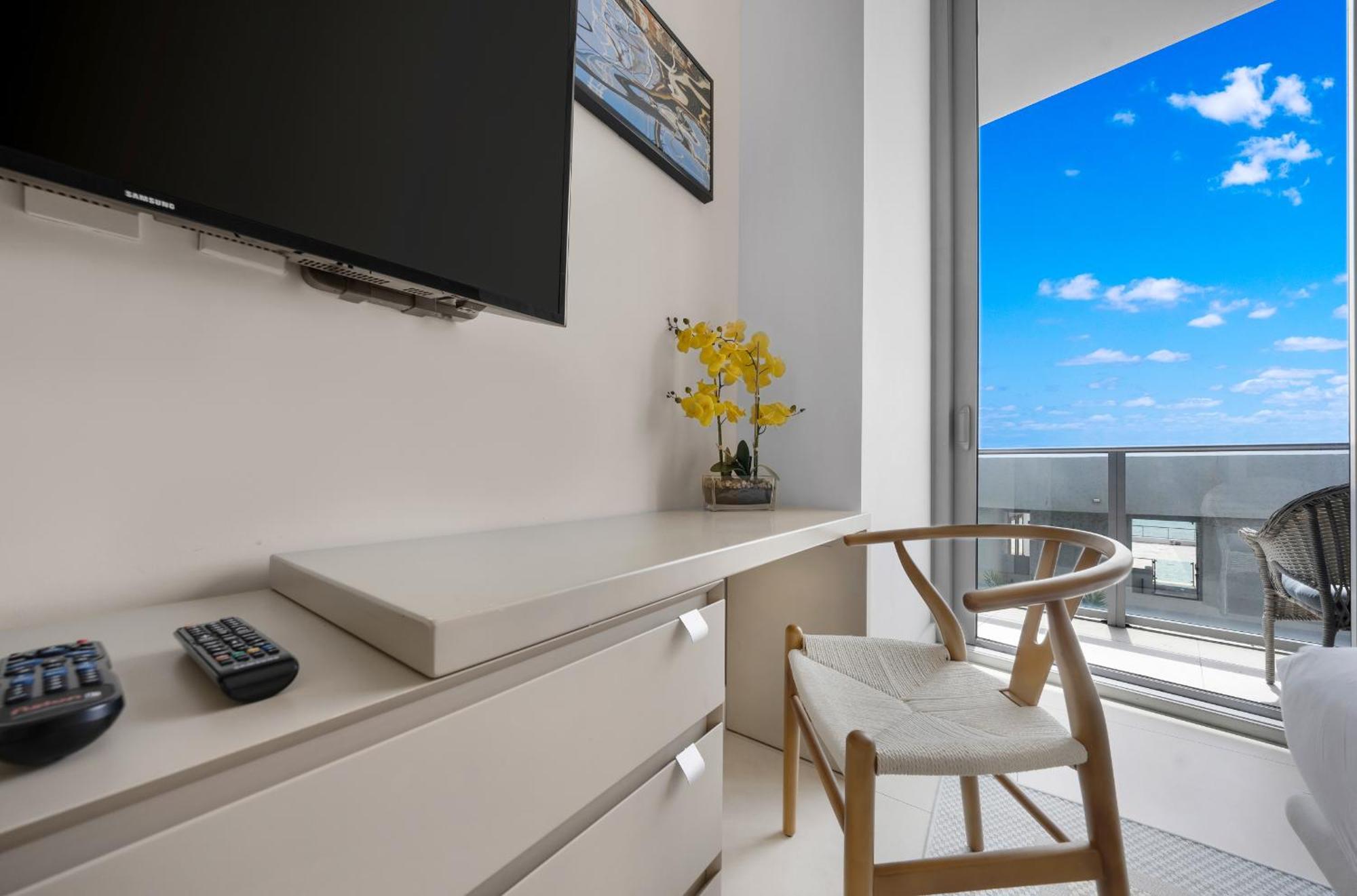 Wake Up To The Sound Of Waves In A Stylish In A Luxury Apartment Hollywood