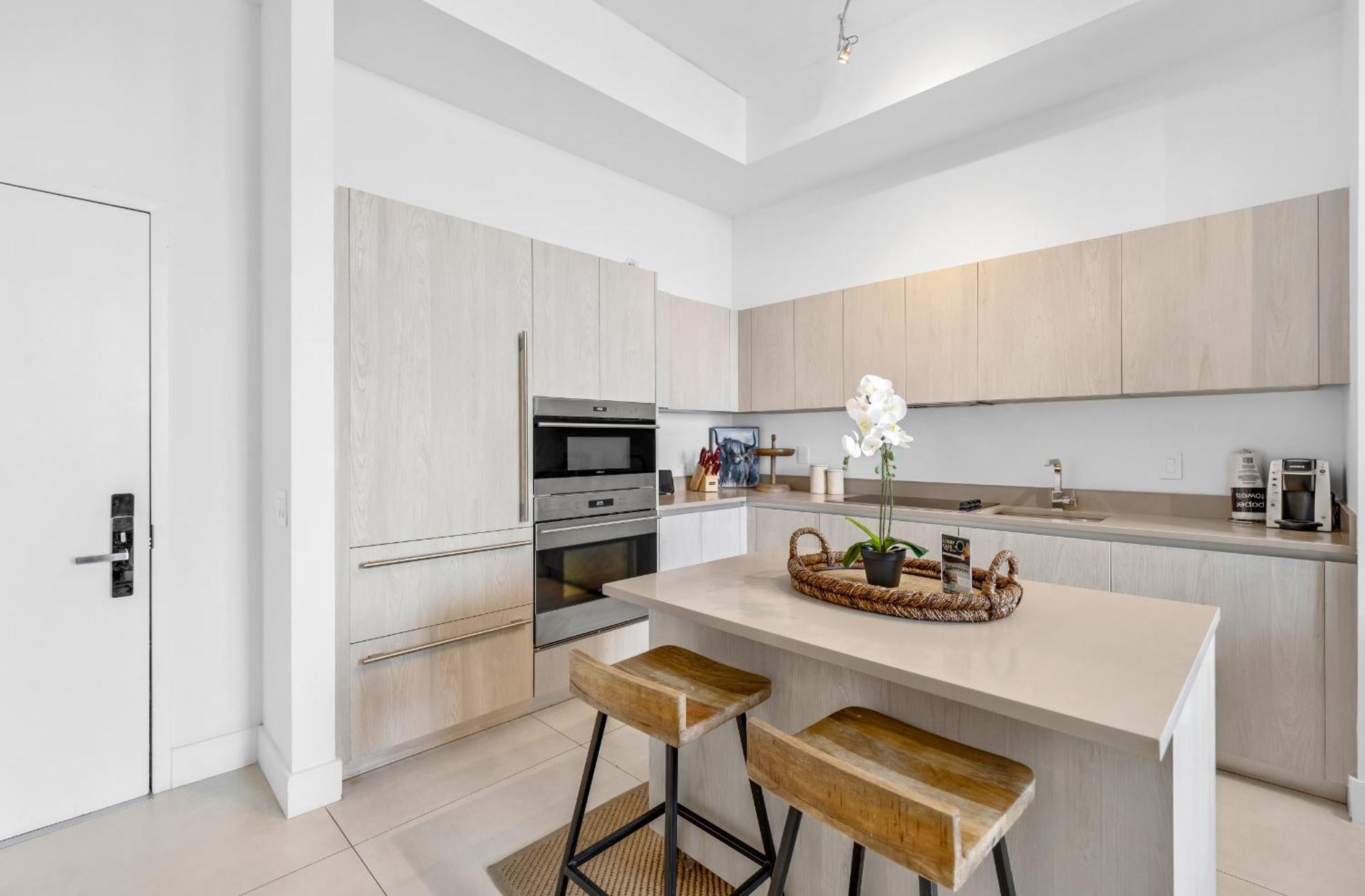 Wake Up To The Sound Of Waves In A Stylish In A Luxury * Hollywood